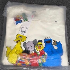 *NWT* Kaws X Uniqlo X Sesame Street Crewneck (XS)